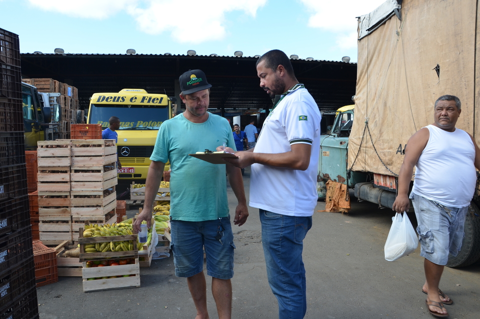 Produtor rural, Deolino Stein, de Santa Leopoldina, um dos abordados pelos Orientadores de Mercado